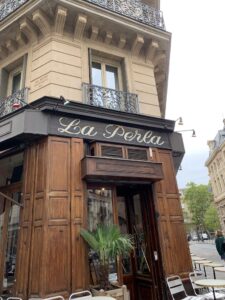 Picture of the front door of La Perla Bar Paris, finest place for Happy Hour Paris